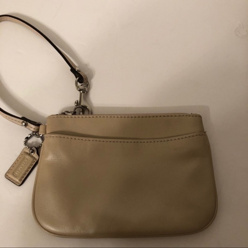 👛 COACH 👛 pearl leather wristlet - Picture 2 of 7